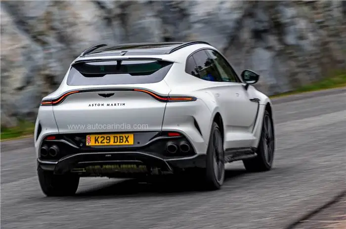Parte trasera del Aston Martin DBX 707 en color blanco