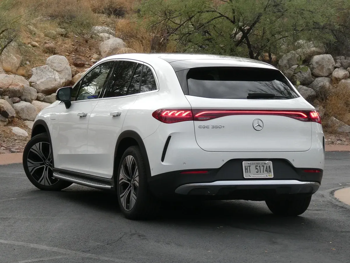 Vista trasera del Mercedes-Benz EQE SUV en color blanco