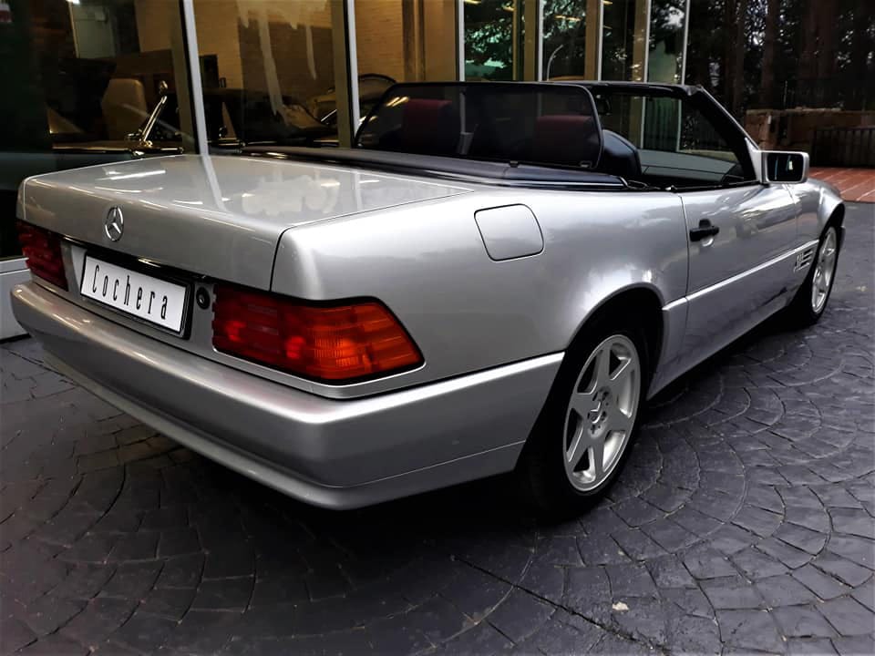 Vista trasera de un Mercedes-Benz SL 300 plateado estacionado