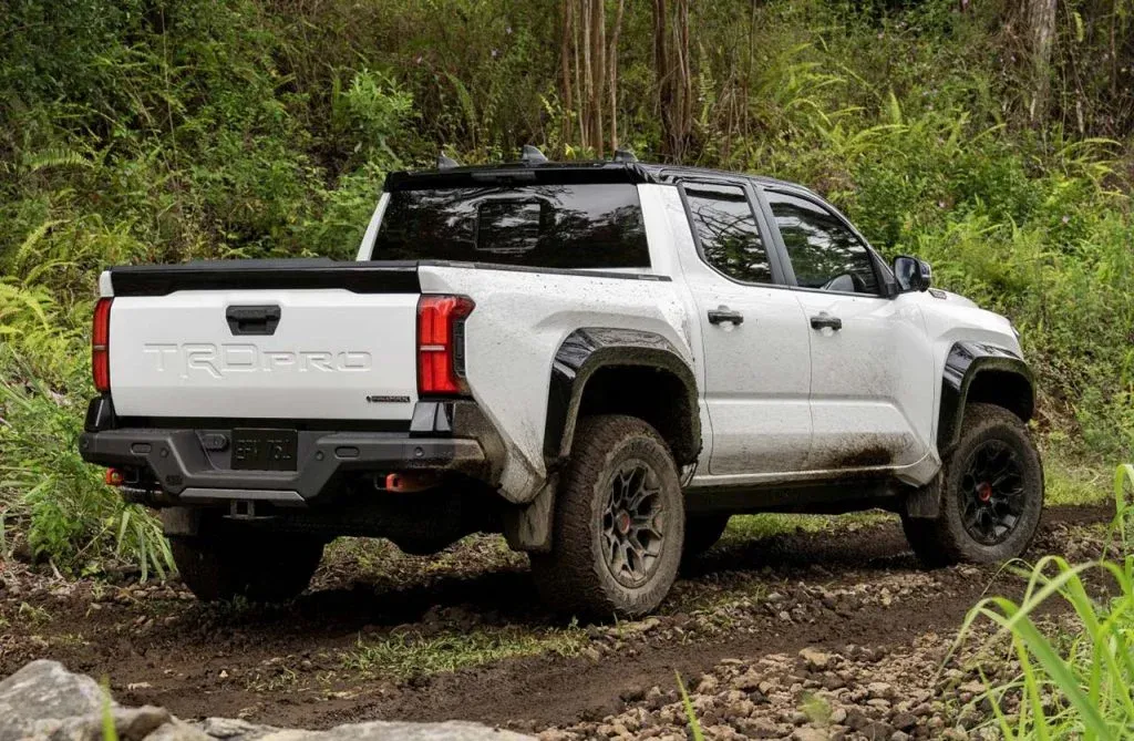 Exterior trasero del Toyota Tacoma 2024 color blanco