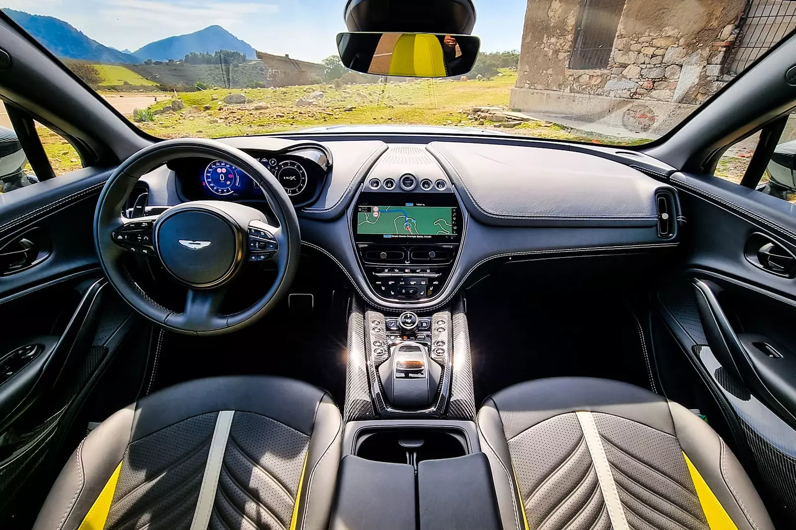 Vista del interior del Aston Martin DBX 707, mostrando el salpicadero y los asientos