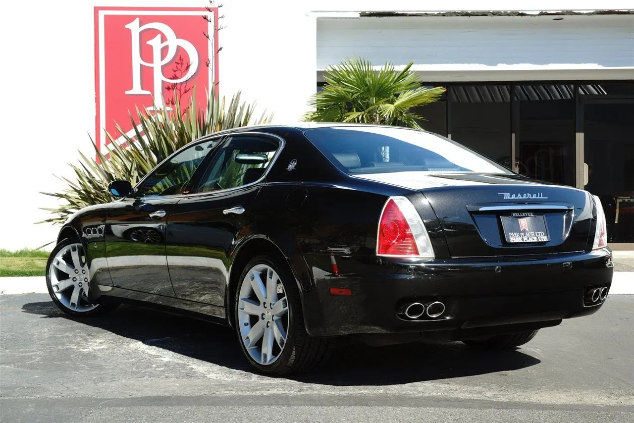 Exterior trasero del Maserati Quattroporte 2005 color negro