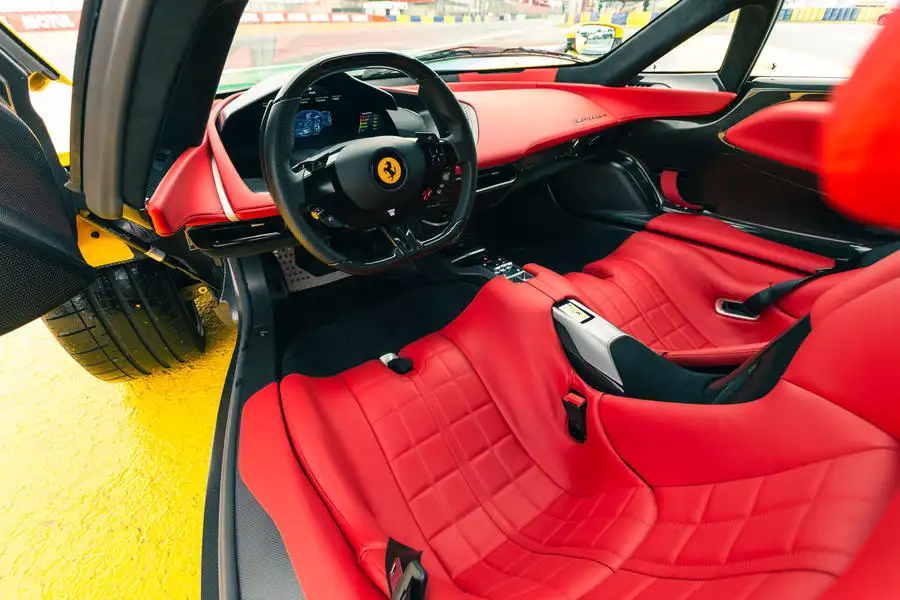 Interior ferrari daytona sp3