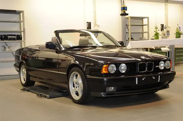 Prototipo del BMW E34 M5 Cabriolet negro, un BMW raro que no llegó a producción