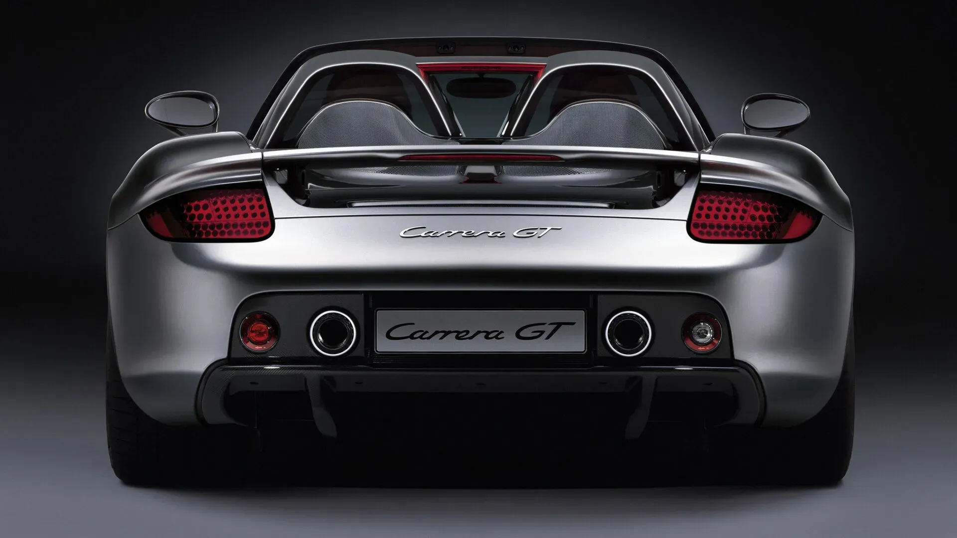 Exterior trasero del Porsche Carrera GT color plateado