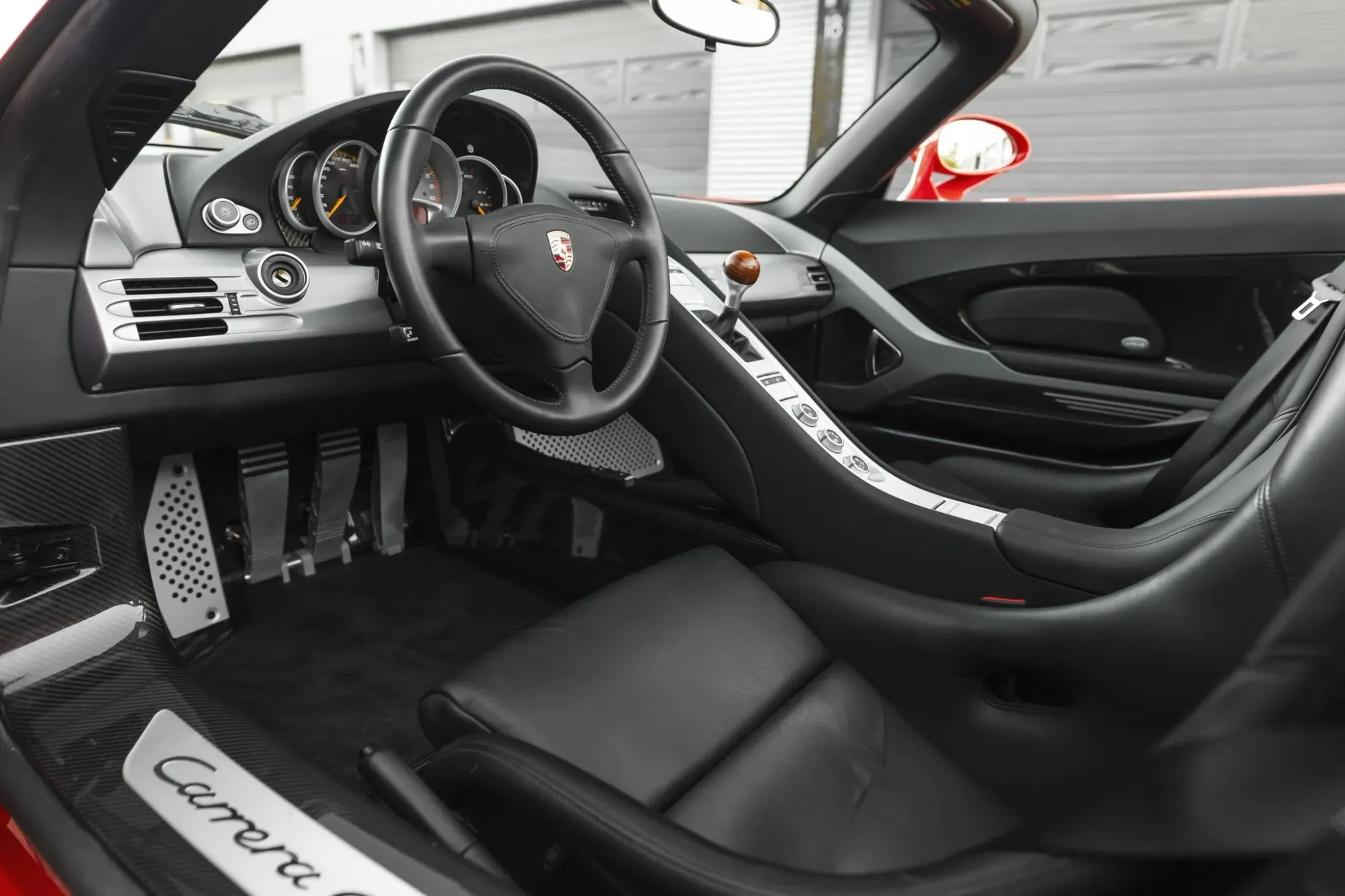Interior delantero del Porsche Carrera GT