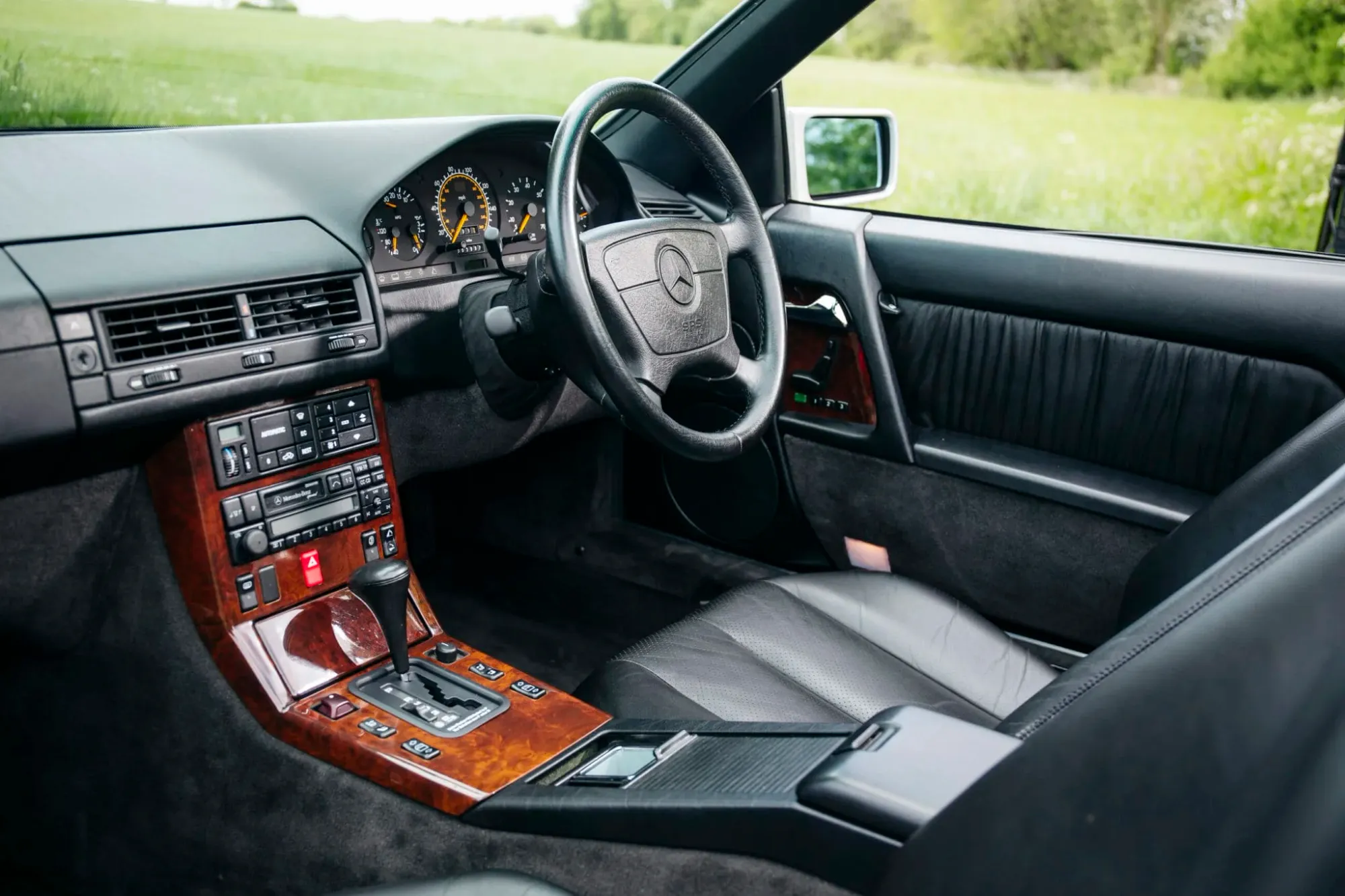 Interior del Mercedes-Benz SL 300 manual con volante y palanca de cambios