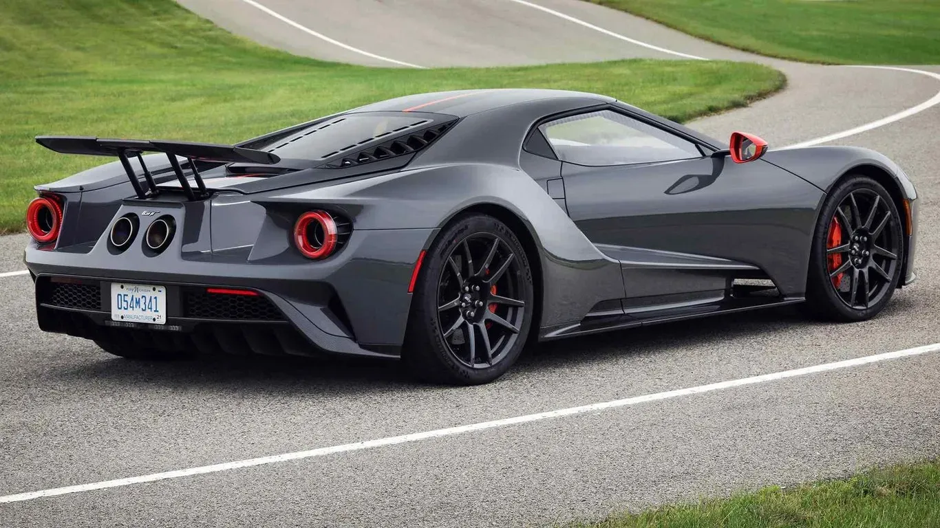 Parte trasera del Ford GT Carbon Series en color gris mostrando el difusor y alerón activo