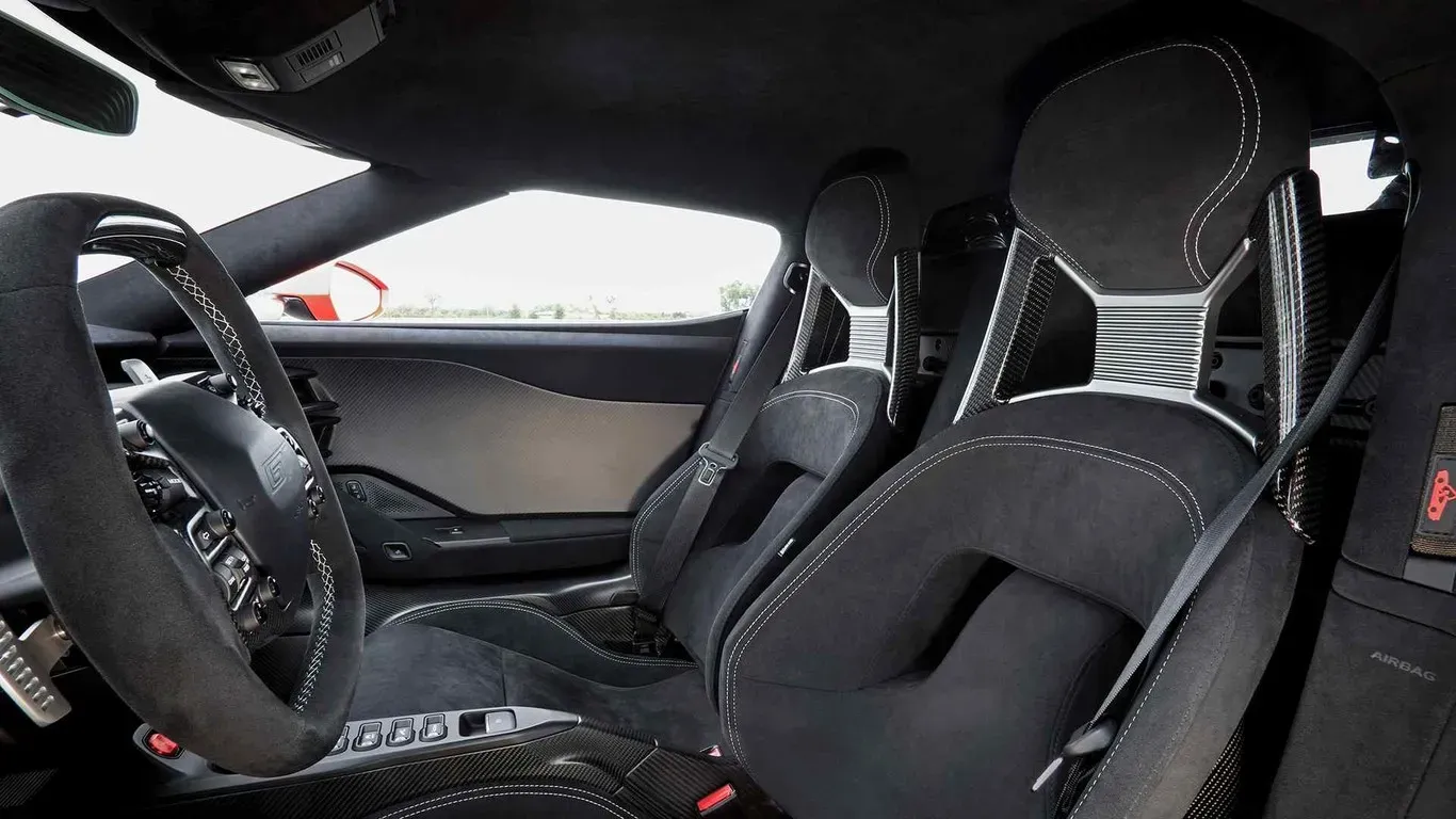 Detalle de los asientos deportivos de fibra de carbono del Ford GT Carbon Series