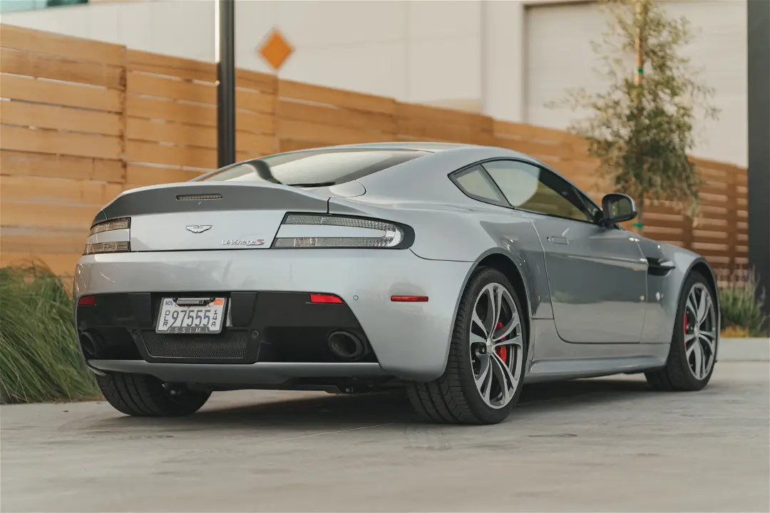 Parte Trasera Aston Martin Vantage S Plateado