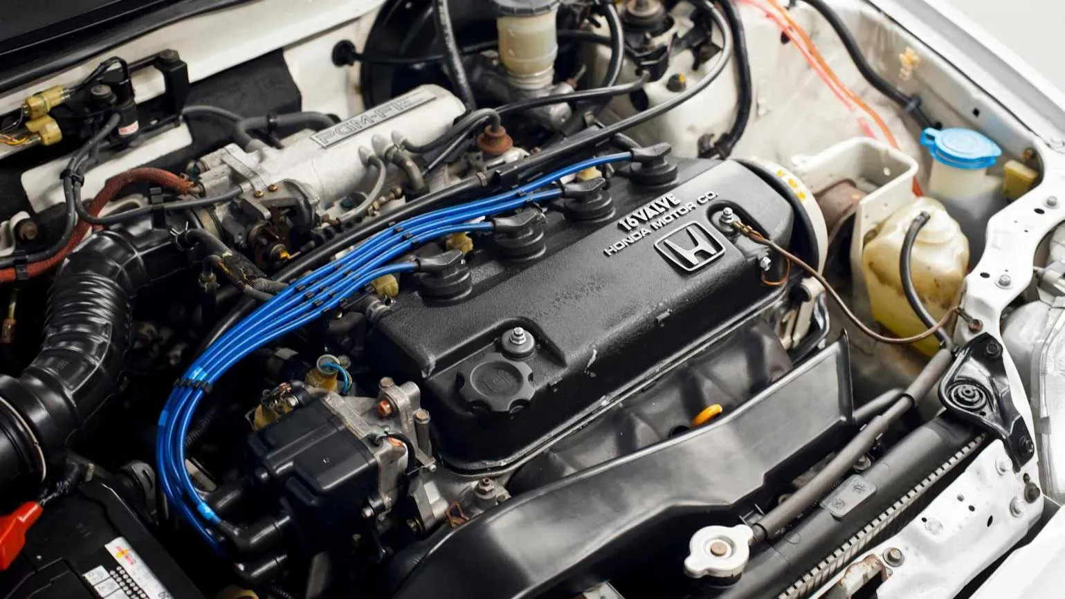 Motor D16A6 de un Honda Civic Si EF de 1991 mostrando su diseño compacto.