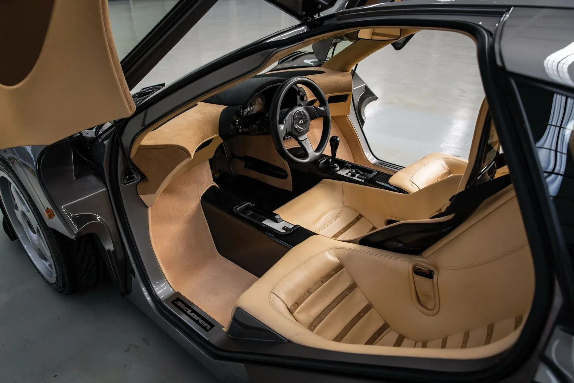 Interior McLaren F1 con asiento central