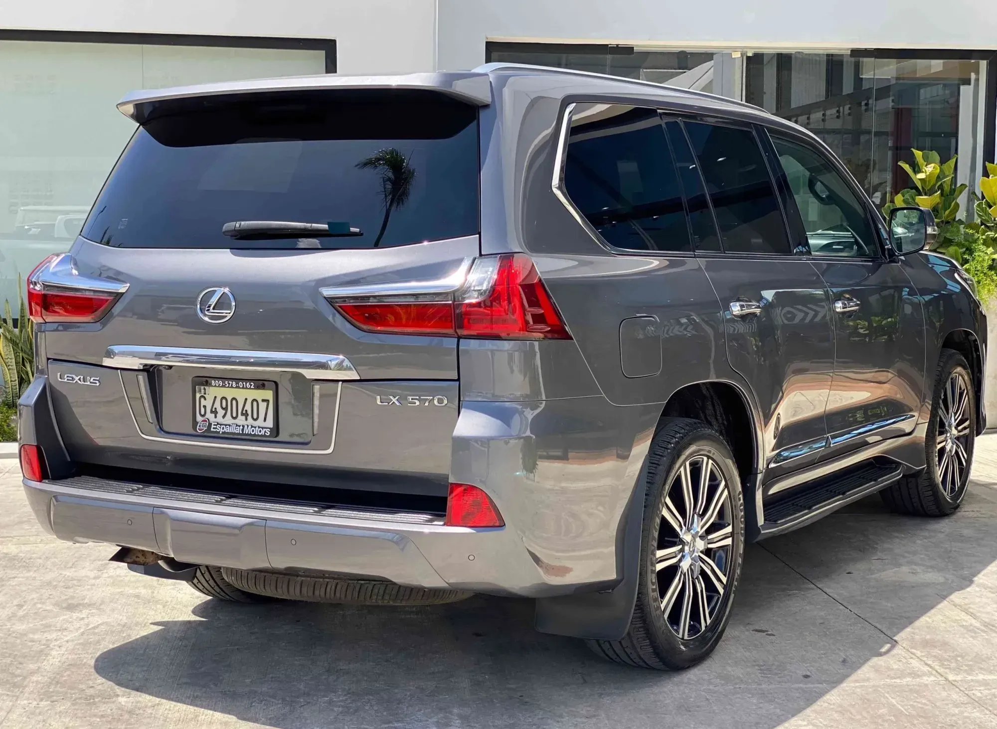 Vista trasera del Lexus LX 570