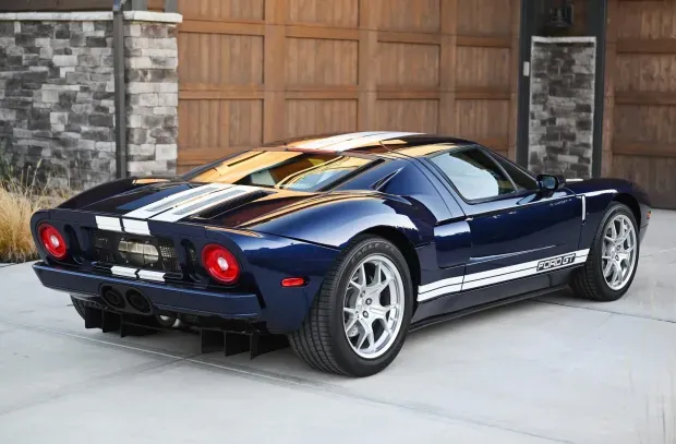 Parte Trasera Ford GT del 2005 en color azul con franjas blancas