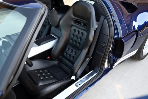 Asientos de cuero del Ford GT del 2005 con sus característicos orificios de ventilación.