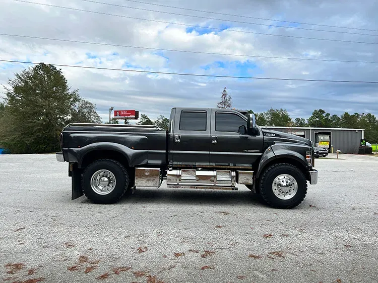 Vista lateral Ford F-650 2016 en color gris