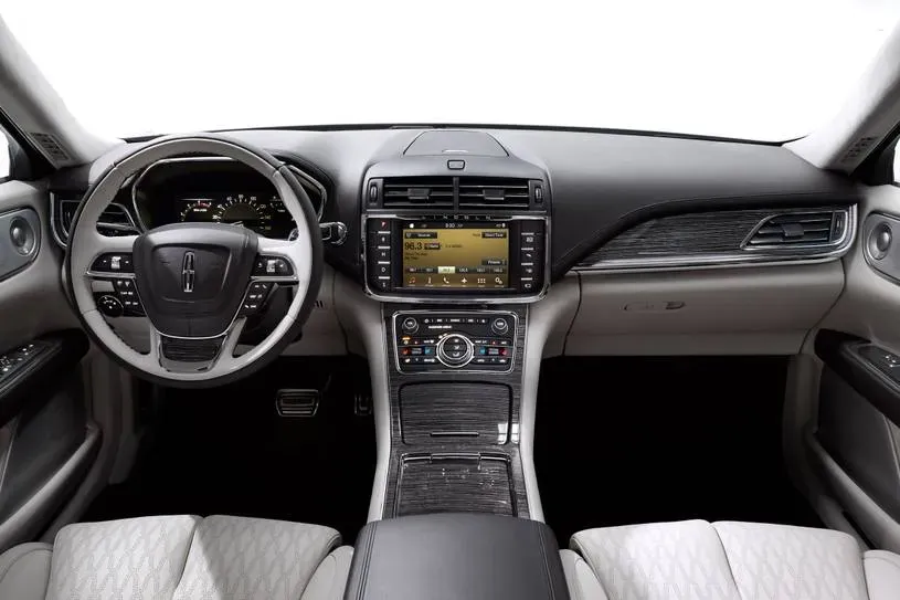 Interior lujoso del Lincoln Continental Black Label 2018