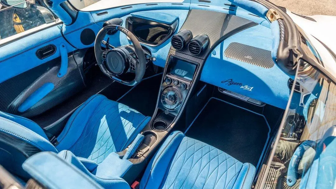 Interior delantero del Koenigsegg Agera RS1 color azul