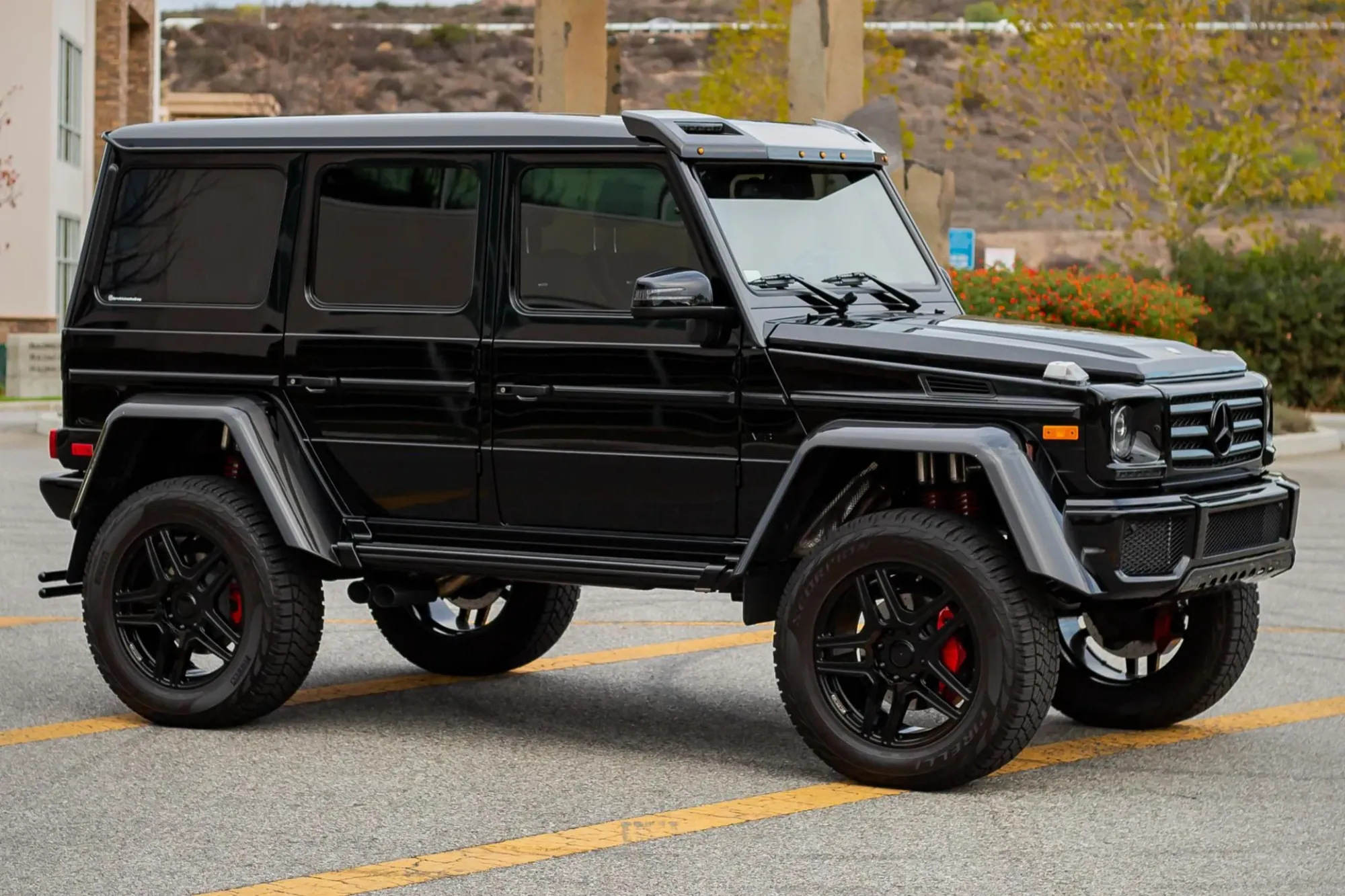 Lateral del imponente Mercedes-Benz G550 4x4² Negro