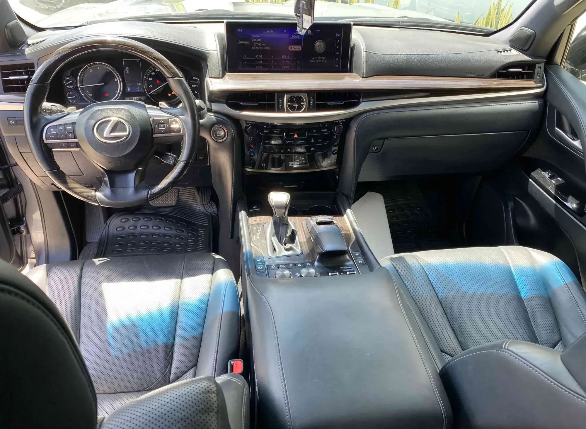 Interior lujoso del Lexus LX 570