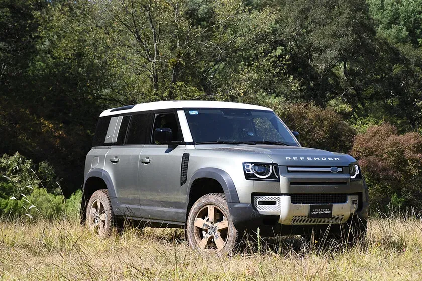 Land Rover Defender 2020 plateado en buen estado