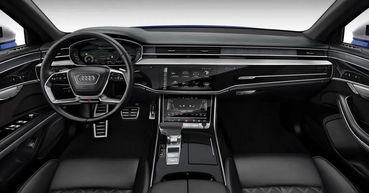 Interior lujoso del Audi S8 2020 con pantallas digitales