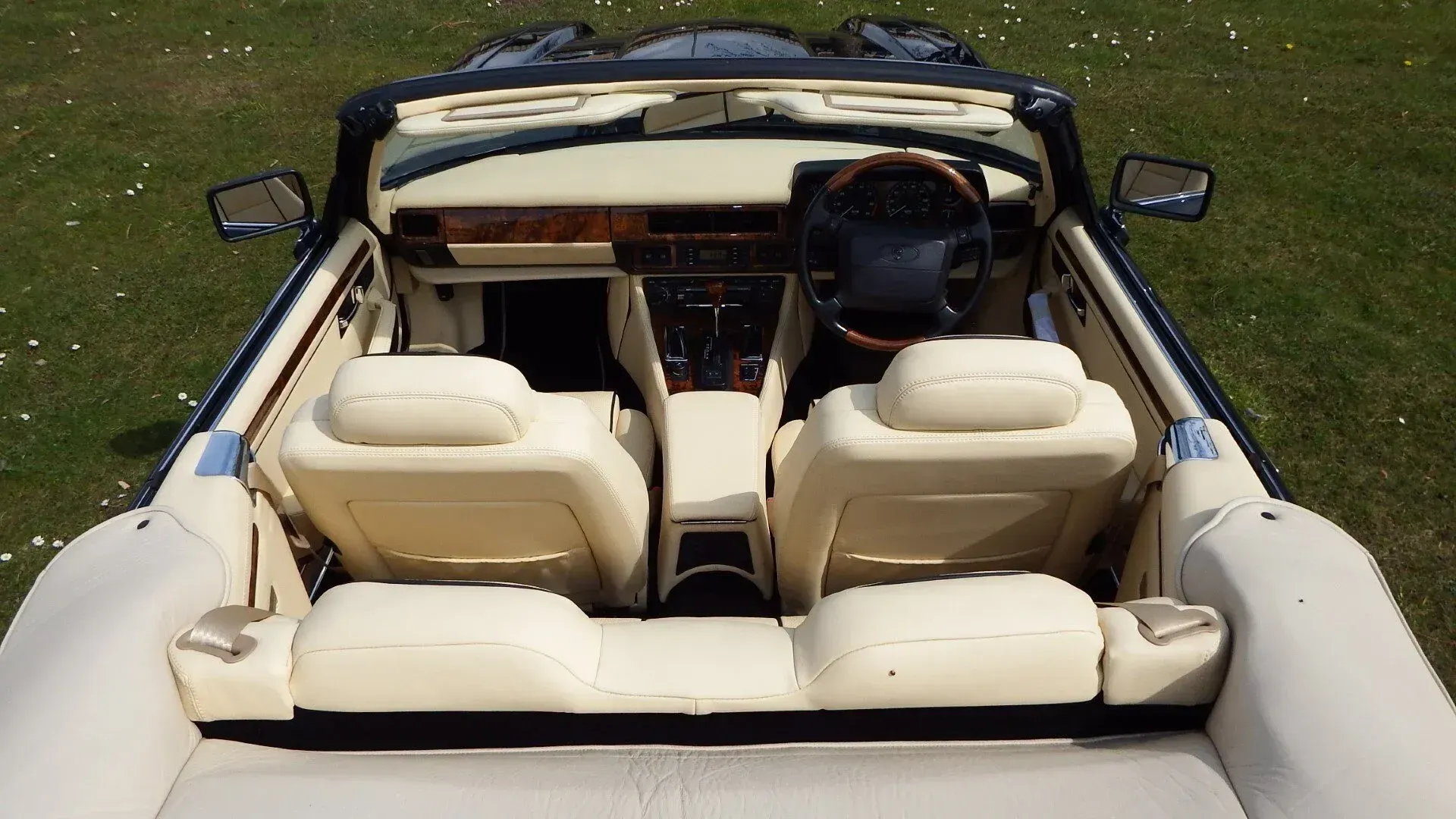 Interior del Jaguar XJS V12 1988 con volante, tablero y asientos de cuero