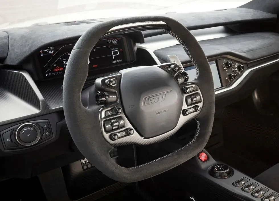 Vista del interior del Ford GT Carbon Series con volante y cuadro de instrumentos digital