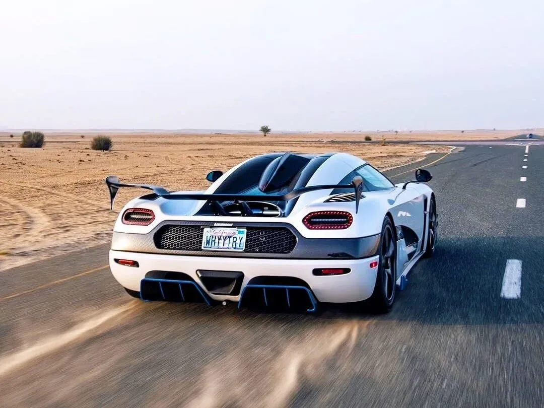Exterior trasero del Koenigsegg Agera RS1 color blanco