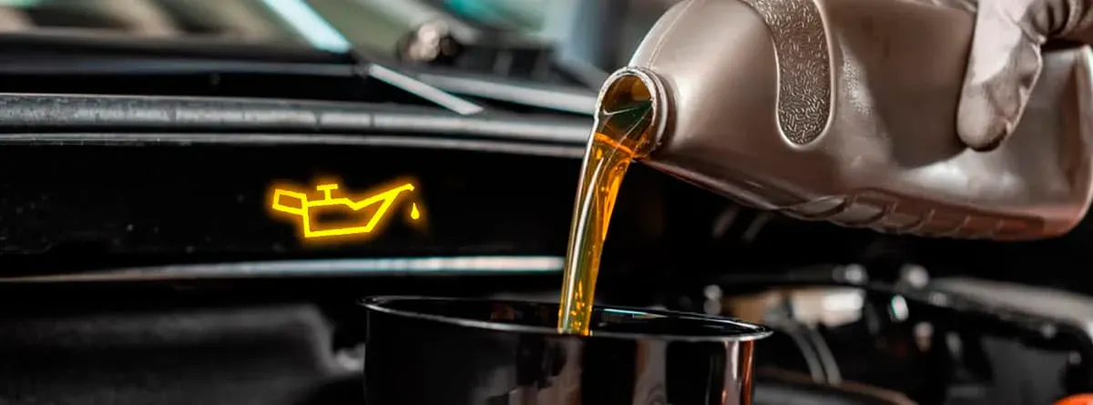 Vertiendo aditivo o aceite en el motor para mantenimiento