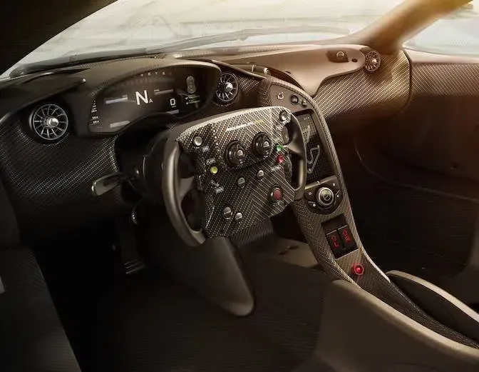 Interior del McLaren P1 GTR con volante desmontable