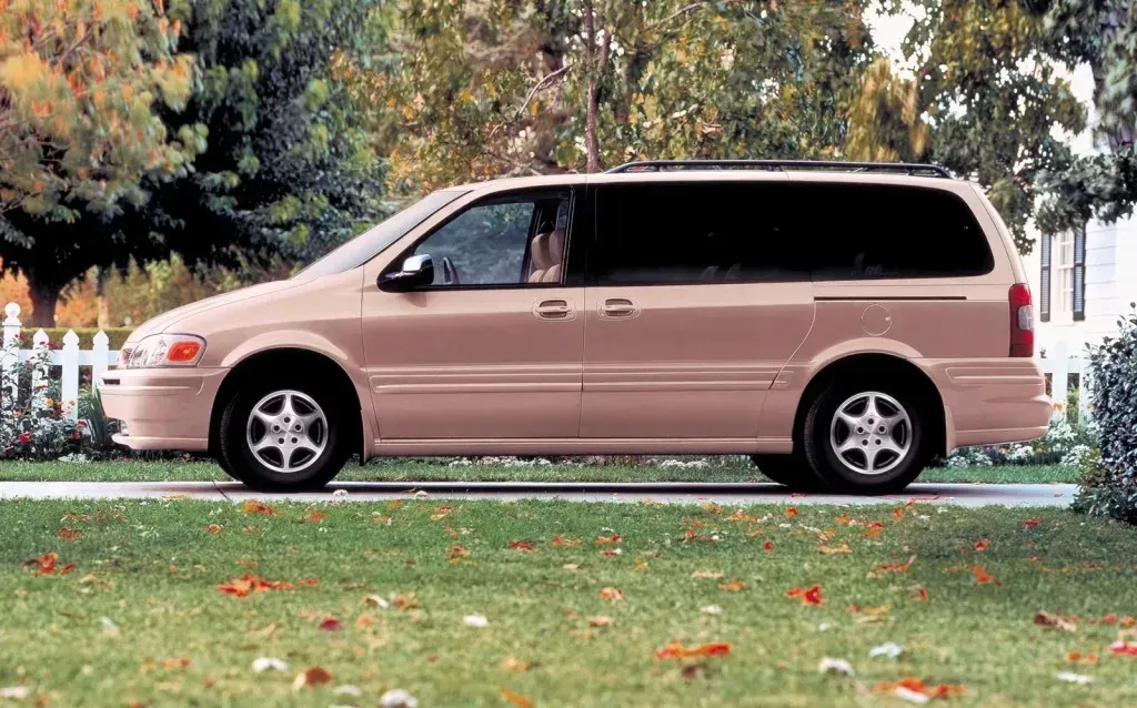 Vista lateral del Oldsmobile Silhouette 1996 en color plateado