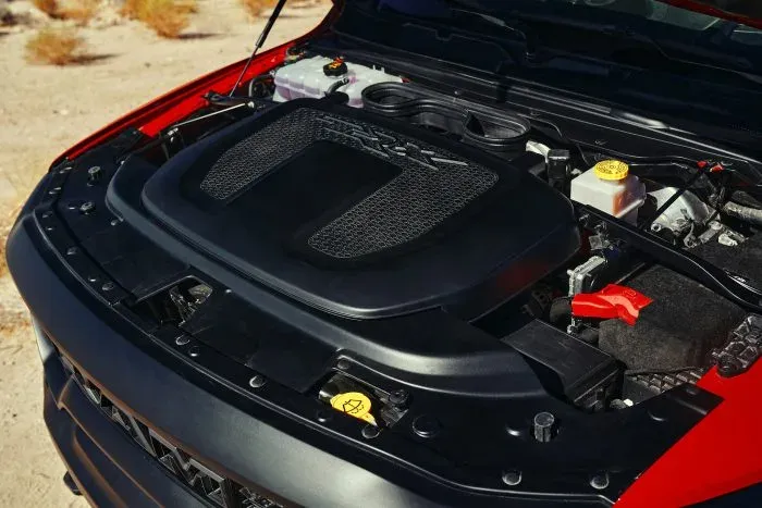 Motor V8 Dodge Ram TRX 2021Motor V8  con capo levantado Dodge Ram TRX 2021