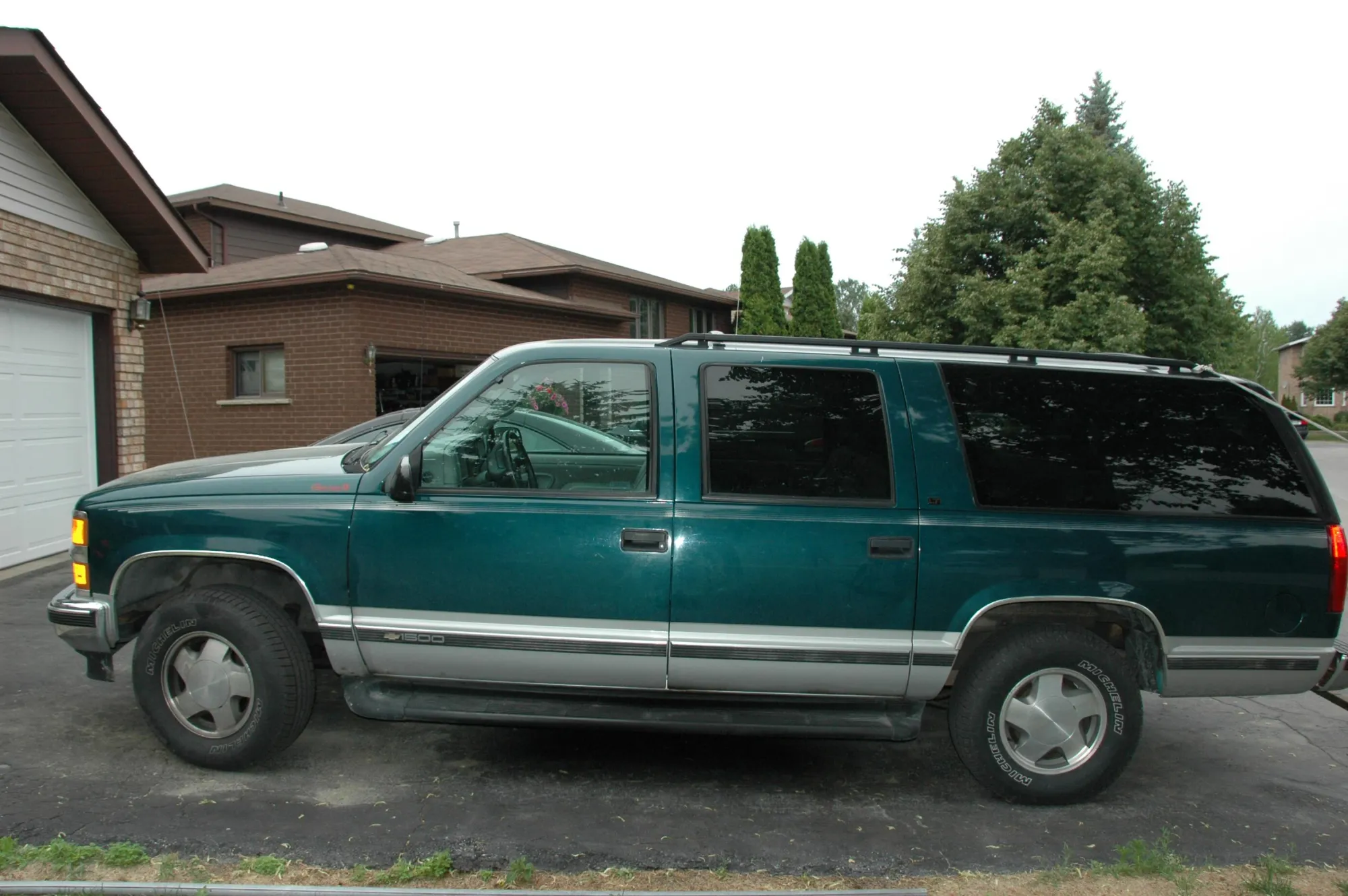 Vista lateral del Chevrolet Suburban 1996 en color verde