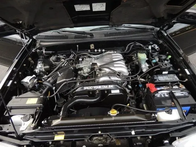 Toyota 4Runner 2000 con el capo levantado