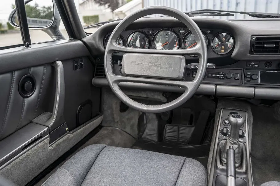 Interior del Porsche 959 con volante característico y cuadro de instrumentos