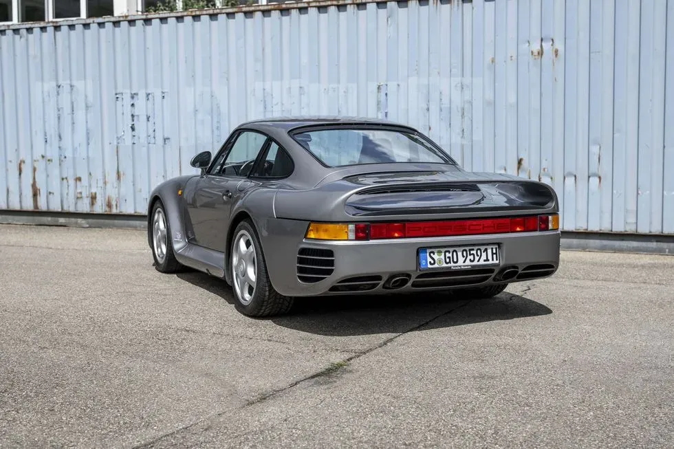 Parte trasera del Porsche 959 plateado mostrando su diseño aerodinámico