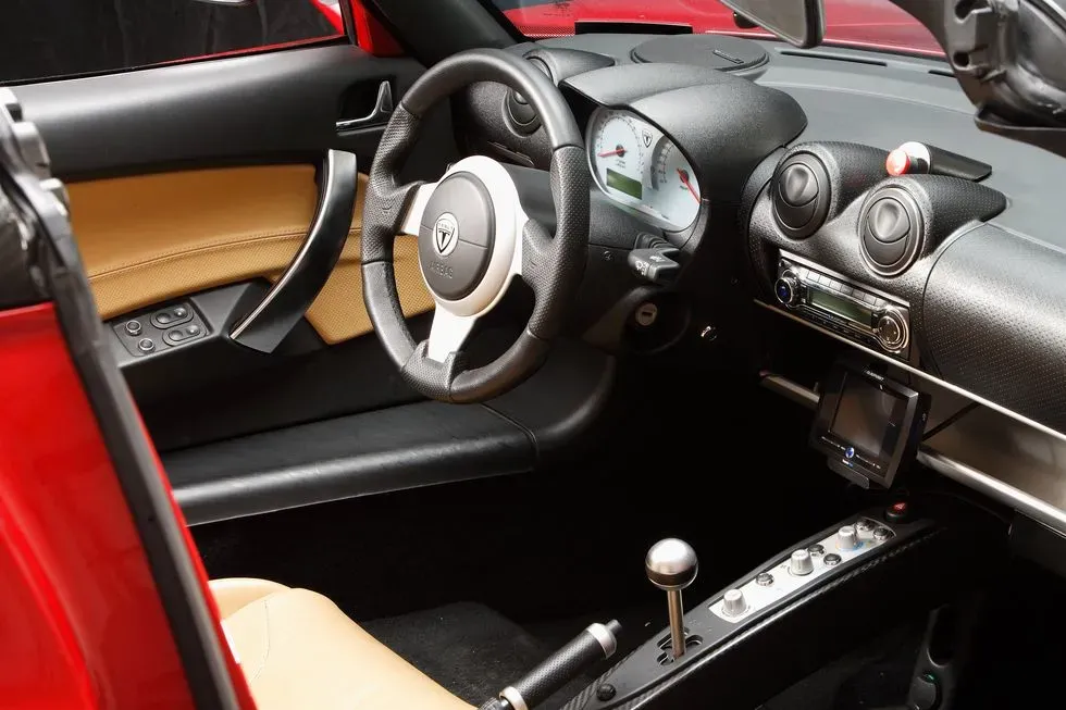 Interior del Tesla Roadster 2008 mostrando el volante y la consola central