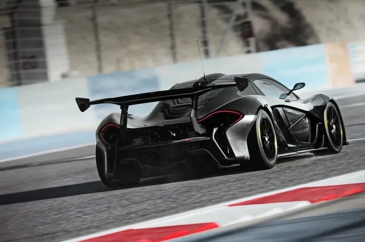 Vista trasera tres cuartos del McLaren P1 GTR en negro