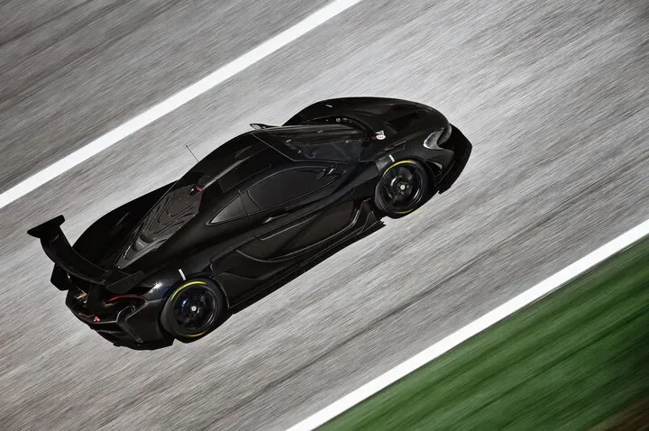 Vista superior del McLaren P1 GTR en movimiento