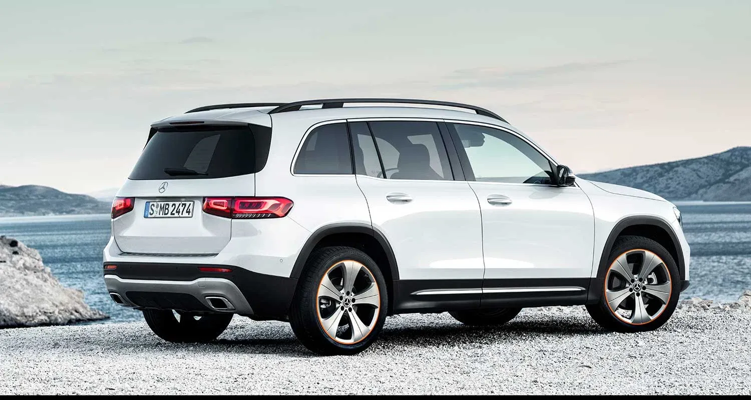 Vista lateral y trasera del Mercedes-Benz GLB 250 2020 en color blanco