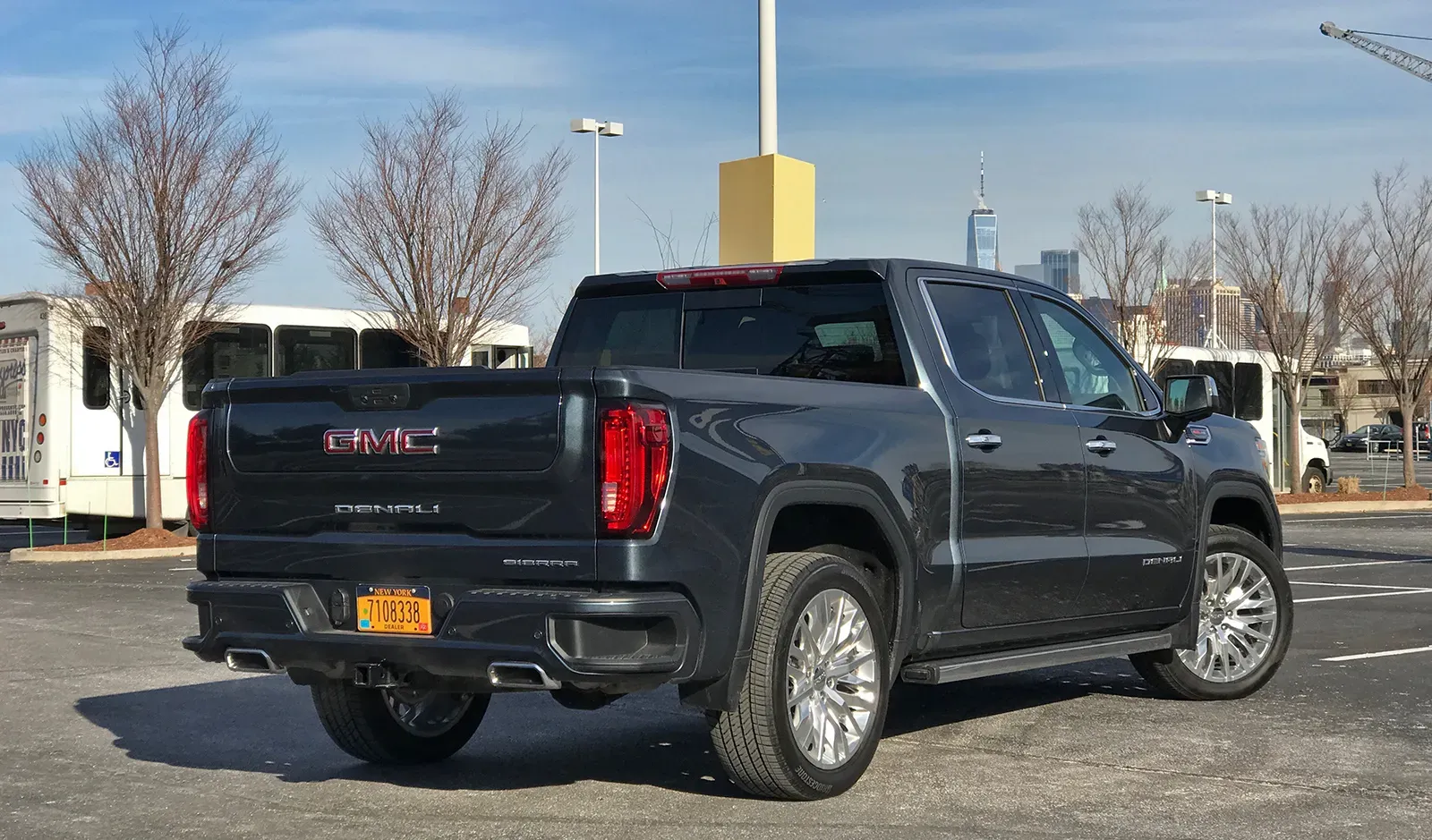 Exterior trasero del GMC Sierra Denali Ultimate 2019 color gris