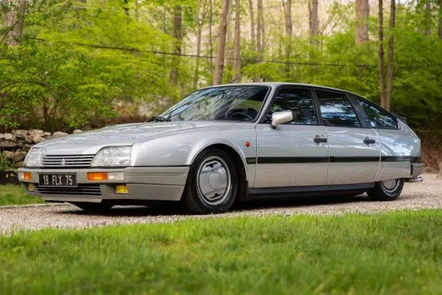 Exterior lateral del Citroën CX 25 color plateado