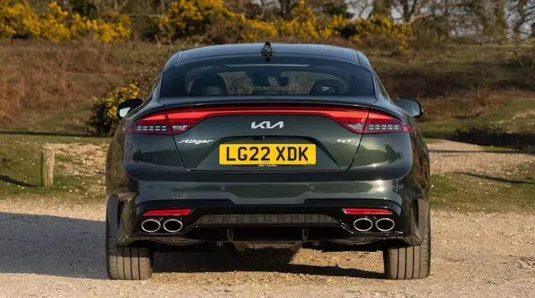 Parte trasera kia stinger gt 2018 verde oscuro