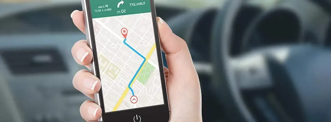 Mano sosteniendo un teléfono con una app de GPS activada