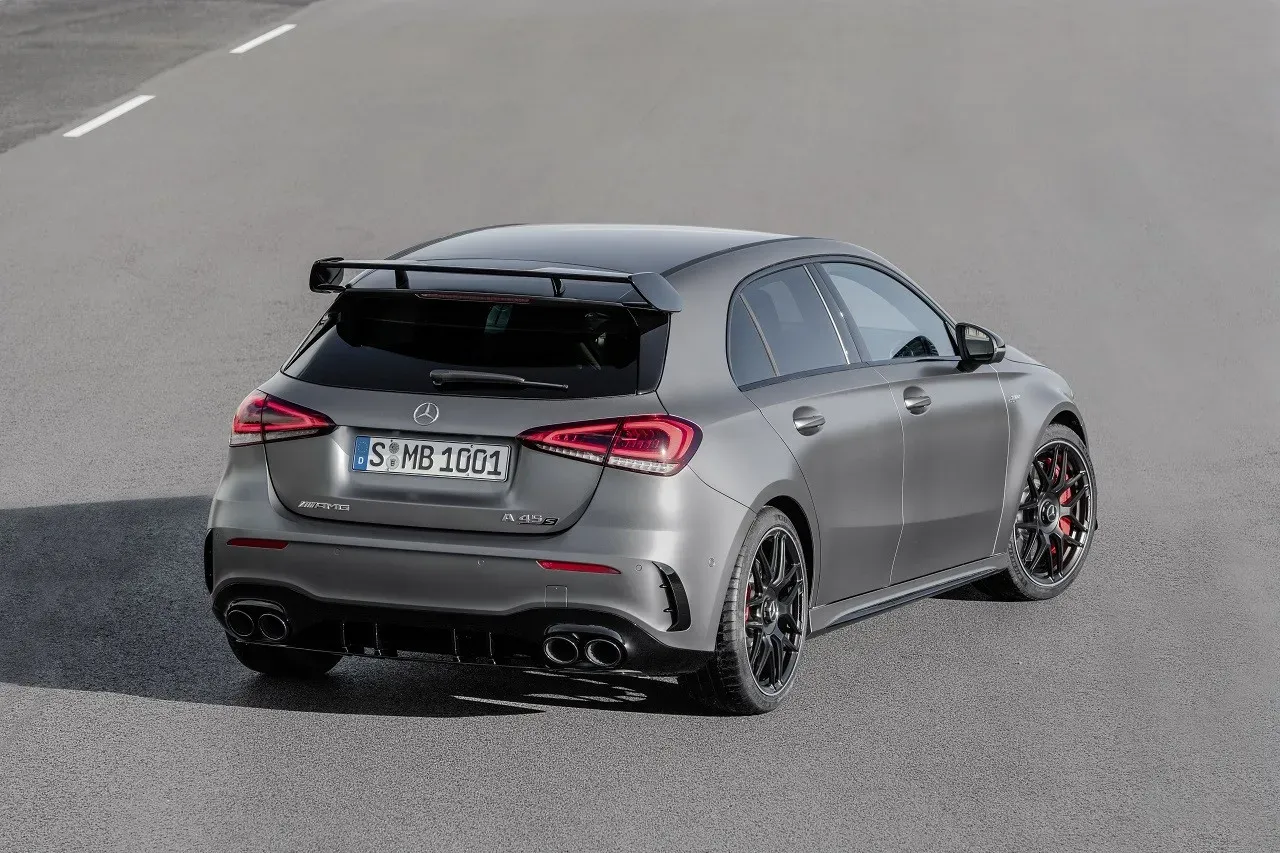 Parte trasera mercedes-amg a45 gris