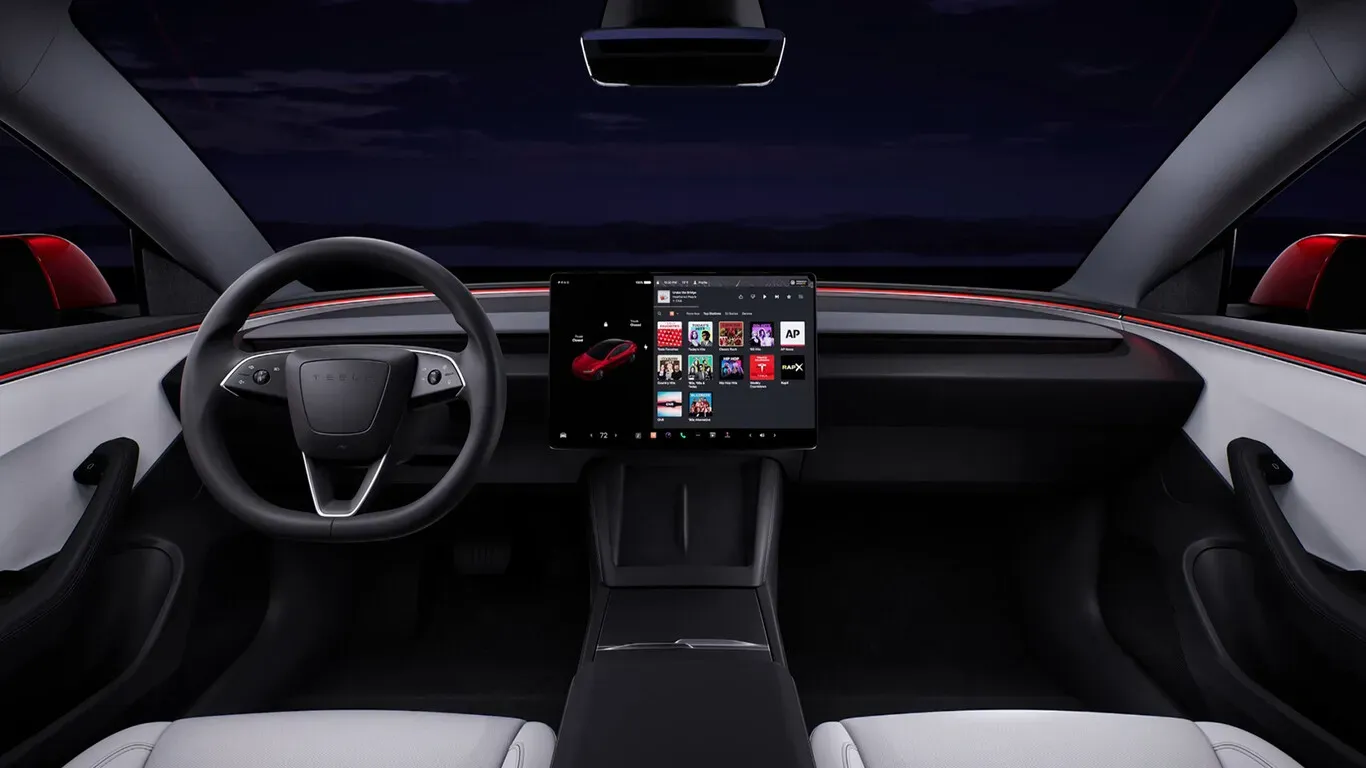Interior minimalista del Tesla Model 3 con pantalla táctil central