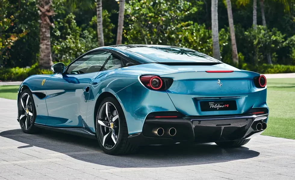 Parte trasera ferrari portofino m azul