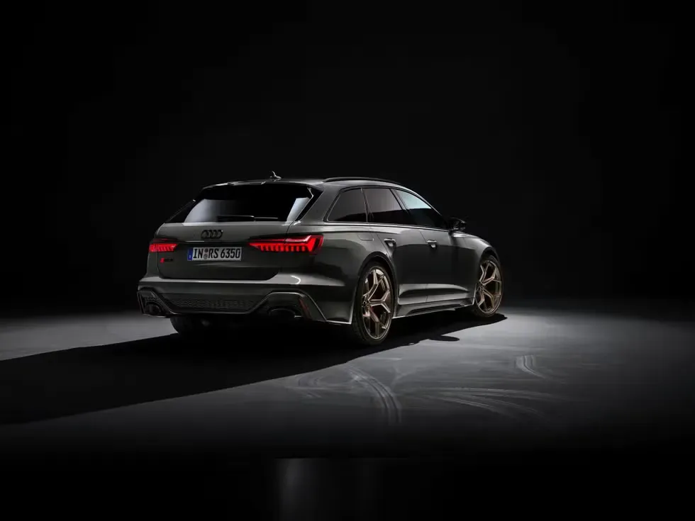 Vista trasera del maletero del Audi RS6 Avant Performance 2024 Gris