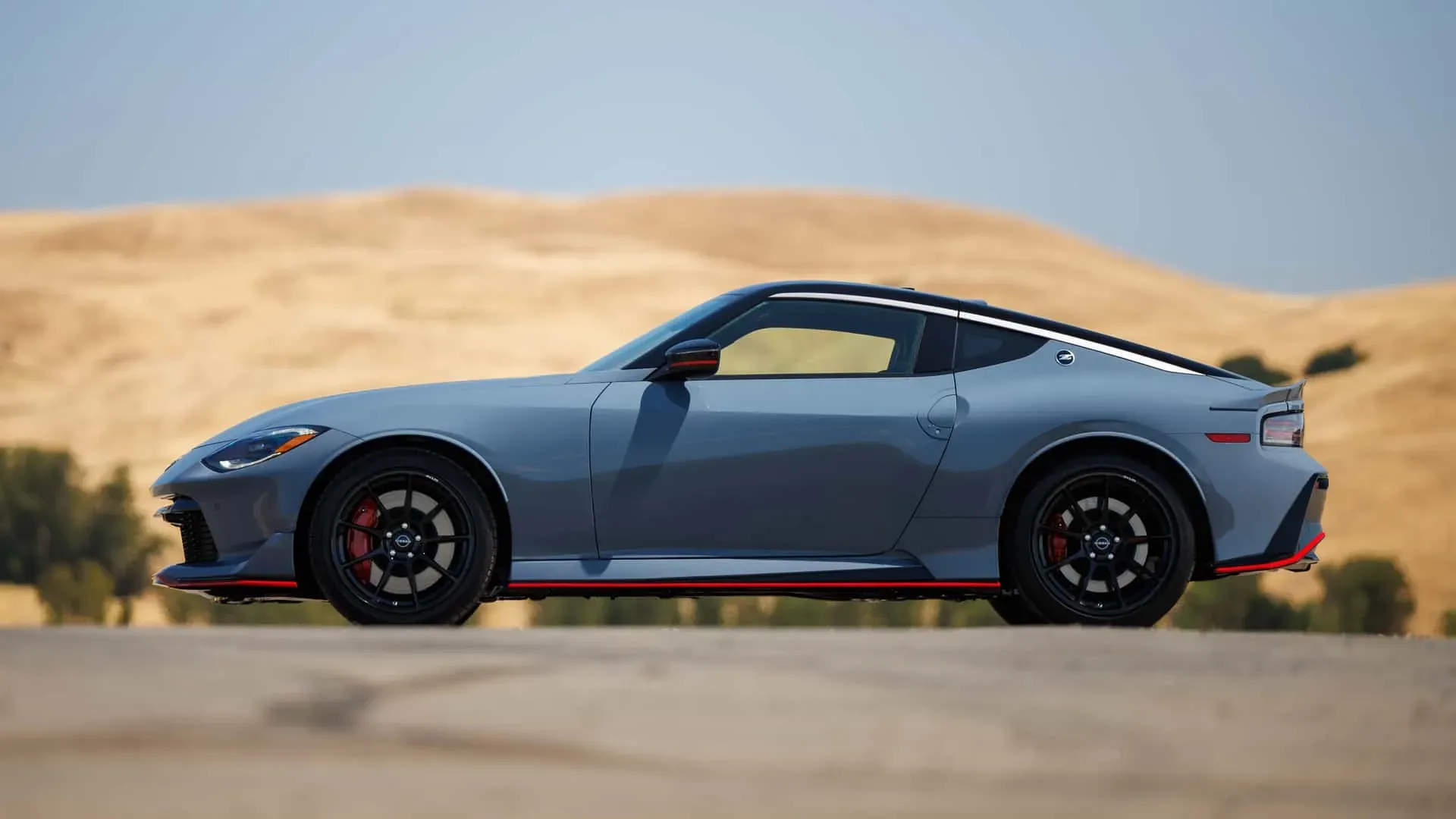 Vista lateral del Nissan Z Nismo 2025 en color celeste